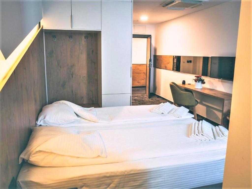 Orange Hotel Илиджа Экстерьер фото